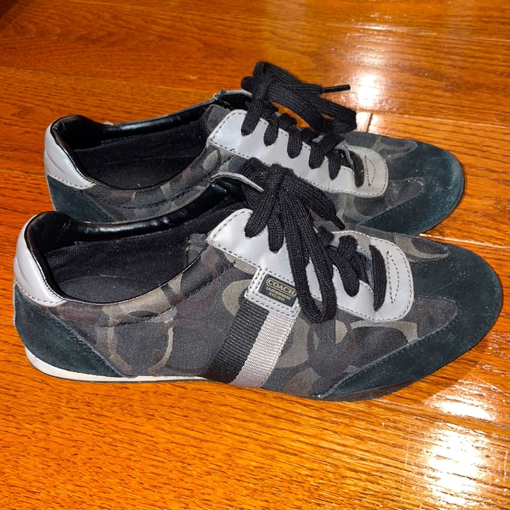 Coach Kinsley lace up sneaker. A little dirty but still in good condition.